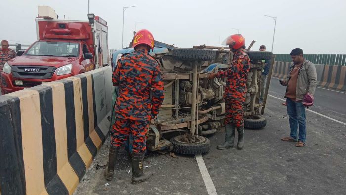 ঢাকা-মাওয়া এক্সপ্রেসওয়েতে বাসের ধাক্কায় পিকআপ উল্টে আহত তিন